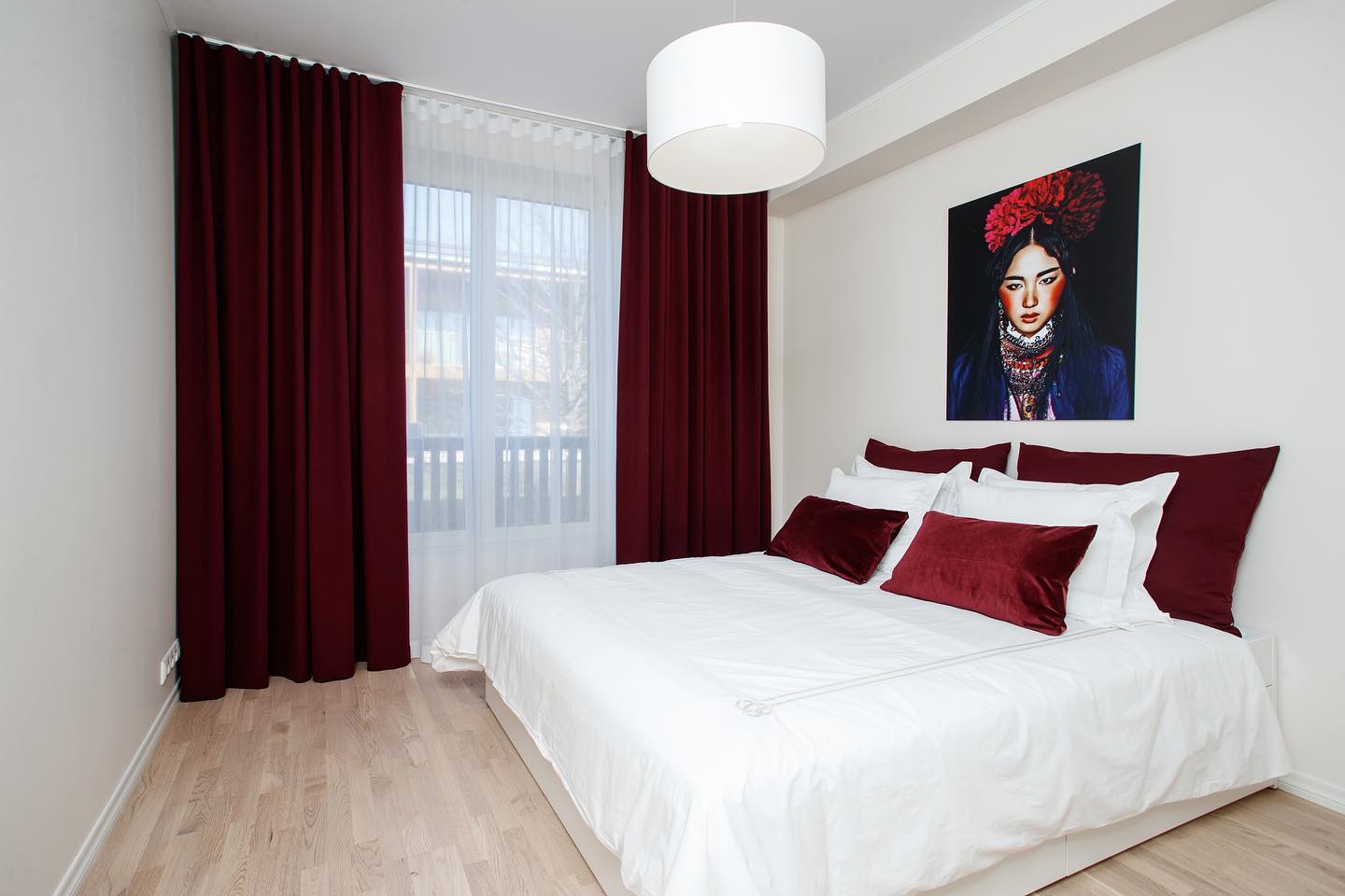Punast värvi külgkardinad magamistoas - HarmTex kardinad, sisekujundaja Kadi Tallermo